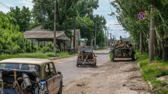 Soldados ucranianos se desplazan en coche y en tanque cerca de Severodonetsk