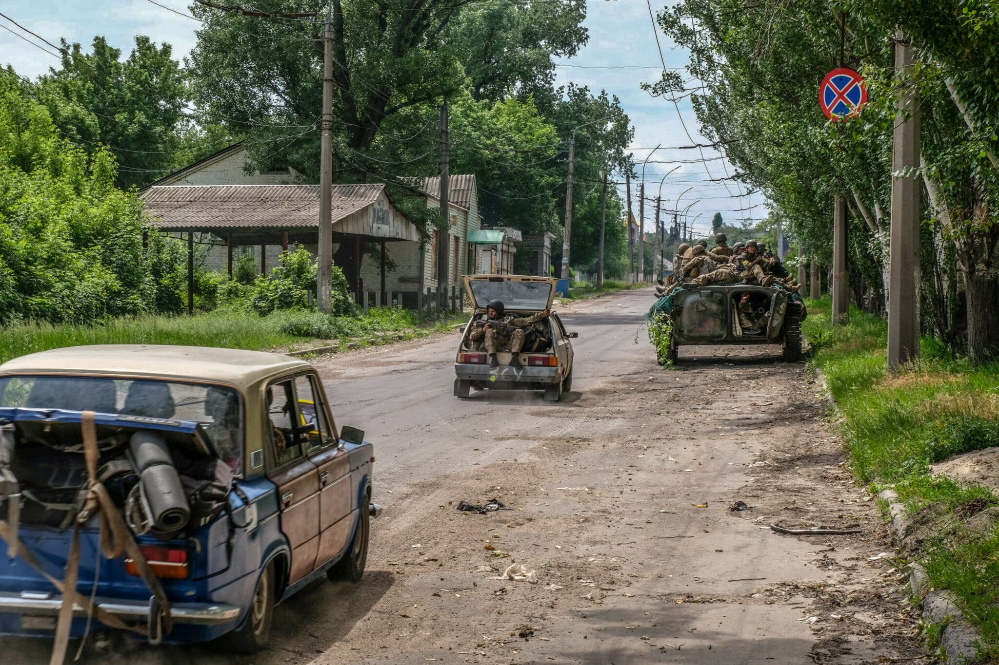 Soldados ucranianos se desplazan en coche y en tanque cerca de Severodonetsk