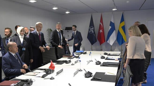 Reunión entre las delegaciones de Turquía, Suecia y Finlandia en la cumbre de la OTAN. Reunión entre las delegaciones de Turquía, Suecia y Finlandia en la cumbre de la OTAN.