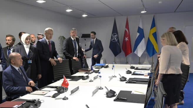 Reunión entre las delegaciones de Turquía, Suecia y Finlandia en la cumbre de la OTAN.