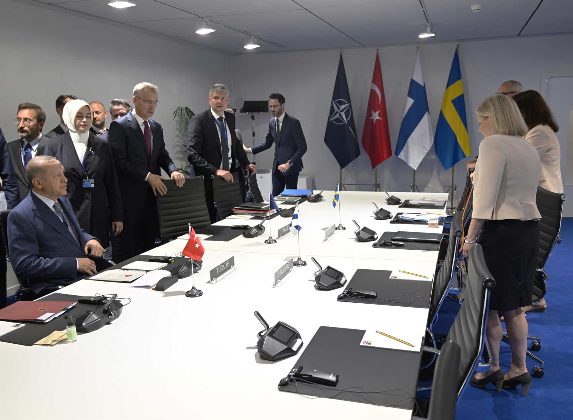 Reunión entre las delegaciones de Turquía, Suecia y Finlandia en la cumbre de la OTAN.