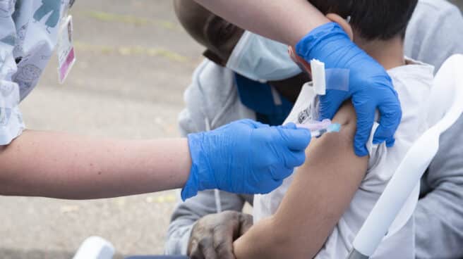 Un niño es vacunado en Tenerife