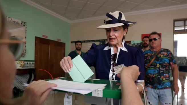 Varios ciudadanos votan en las elecciones en Andalucía en un colegio de Málaga.