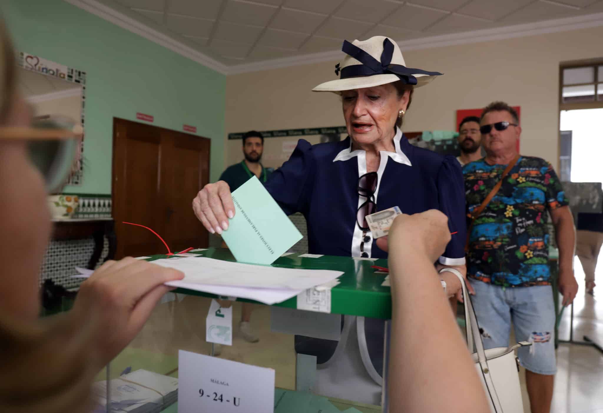 Varios ciudadanos votan en las elecciones en Andalucía en un colegio de Málaga.