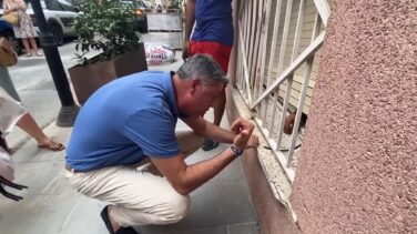 García Albiol se une a los vecinos para defender una vivienda en Badalona: "Tendrás que pasar por encima de mí"