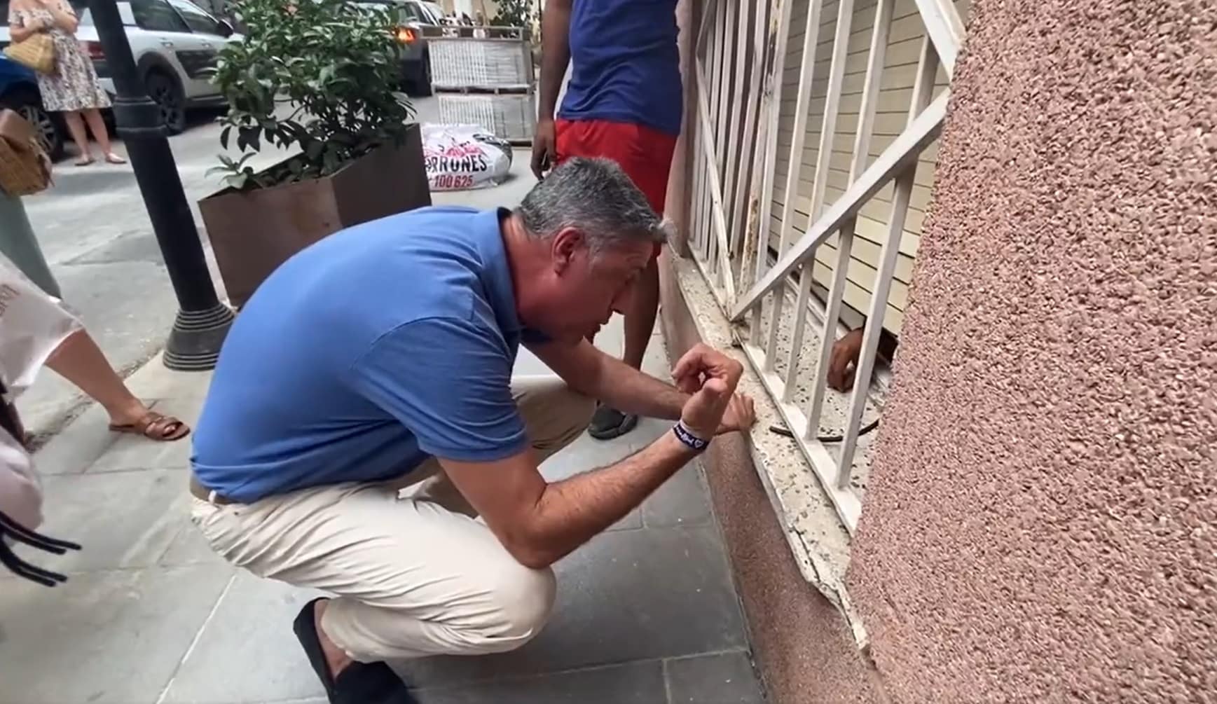 García Albiol se une a los vecinos para defender una vivienda en Badalona: "Tendrás que pasar por encima de mí"