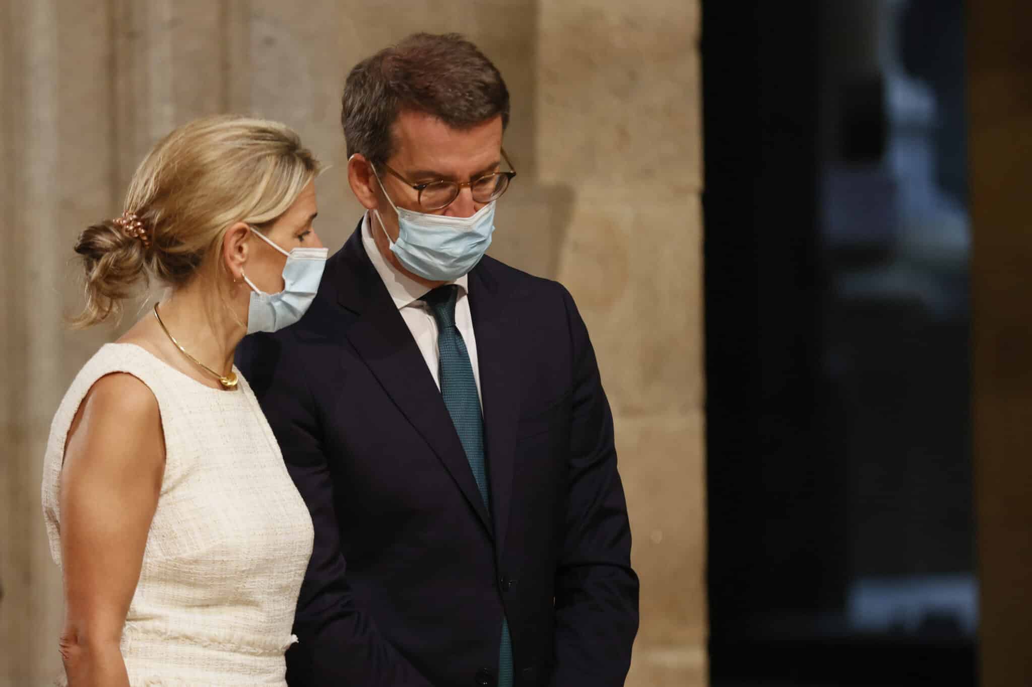 El presidente del PP, Alberto Núñez Feijóo conversa con la vicepresidenta del Gobierno, Yolanda Díaz, durante la ofrenda al apóstol Santiago