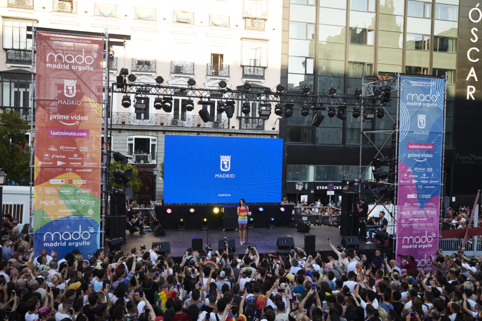 La cantante Chanel (c), representante española en Eurovision 2022, protagoniza el pregón del Orgullo 2022 este miércoles en la madrileña plaza Zerolo.