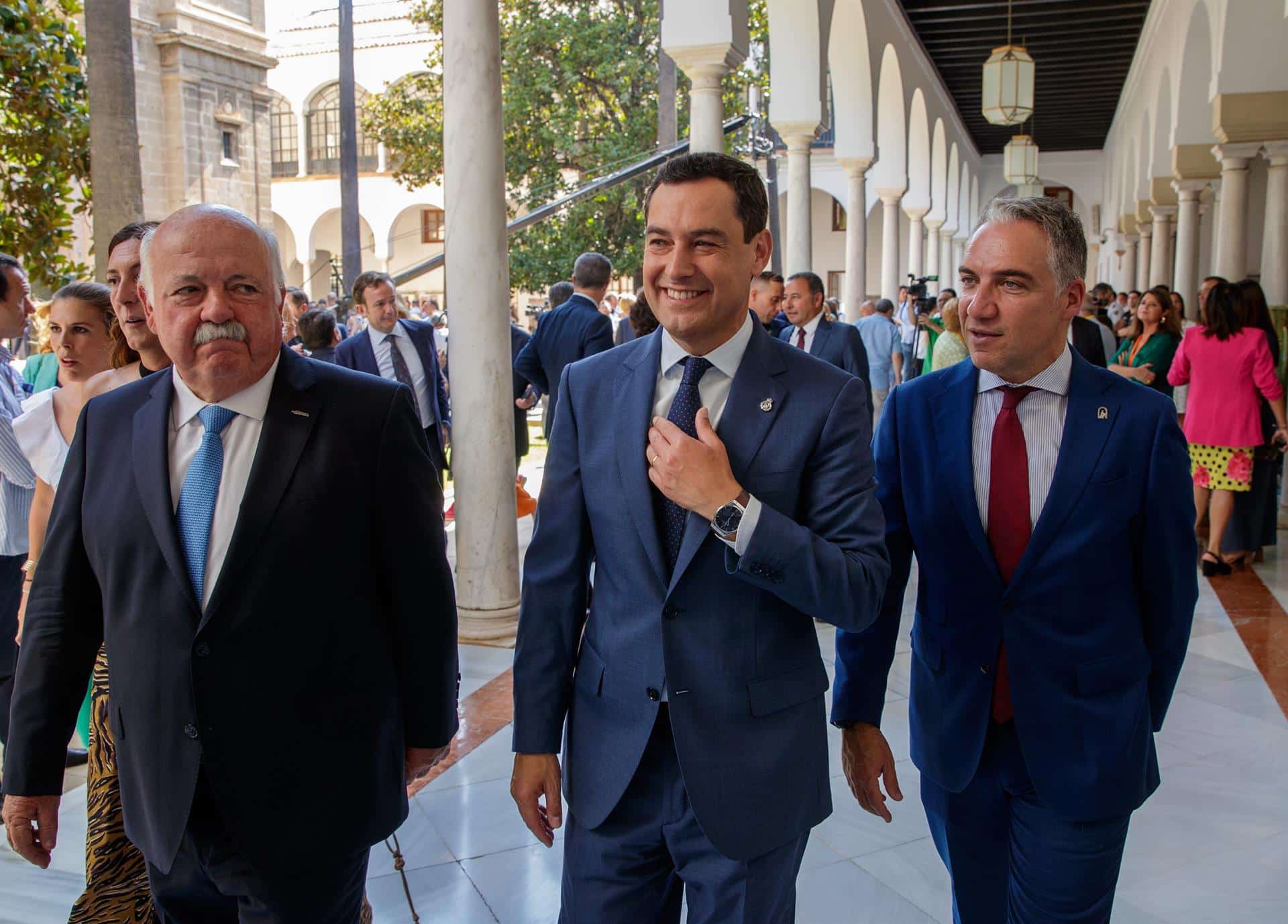 El presidente en funciones de Andalucía, Juanma Moreno, junto al titular andaluz de Presidencia y coordinador general del PP, Elías Bendodo (d), y el presidente del Parlamento Juan Aguirre (i).