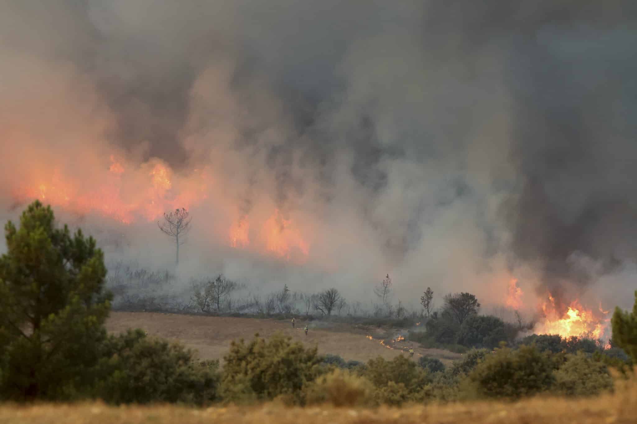 Llamas del incendio de Monsagro (Salamanca) que los vientos cambiantes y el fuerte calor mantienen activo