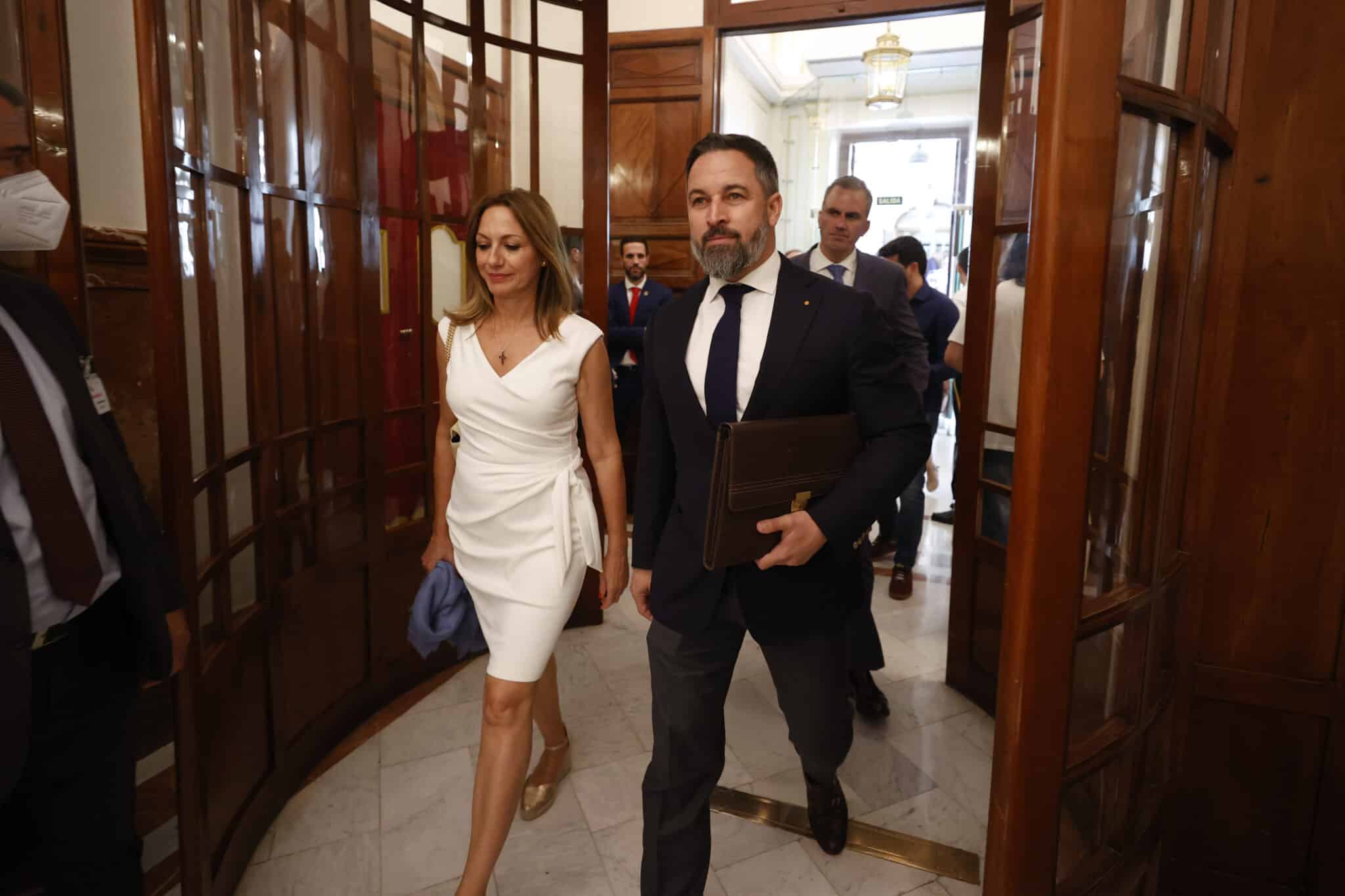 El líder de Vox, Santiago Abascal (d), durante el debate sobre el estado de la nación que comienza este martes en el Congreso.