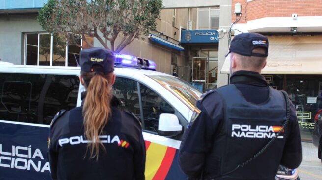 Detienen a dos hombres de 18 y 19 años por grabar a dos jóvenes practicando sexo en una discoteca y difundirlo Agentes de policía
