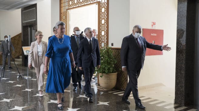 El ministro de Interior español, Fernando Grande Marlaska (c) junto con la comisaria de Asuntos de Interior de la Unión Europea, Ylva Johansson (2i) tras un encuentro con el ministro de Interior marroquí, Abdeluafi Laftit (d) este viernes en Rabat
