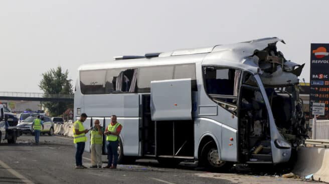 Colisión de dos autobuses y un turismo en la A-92.