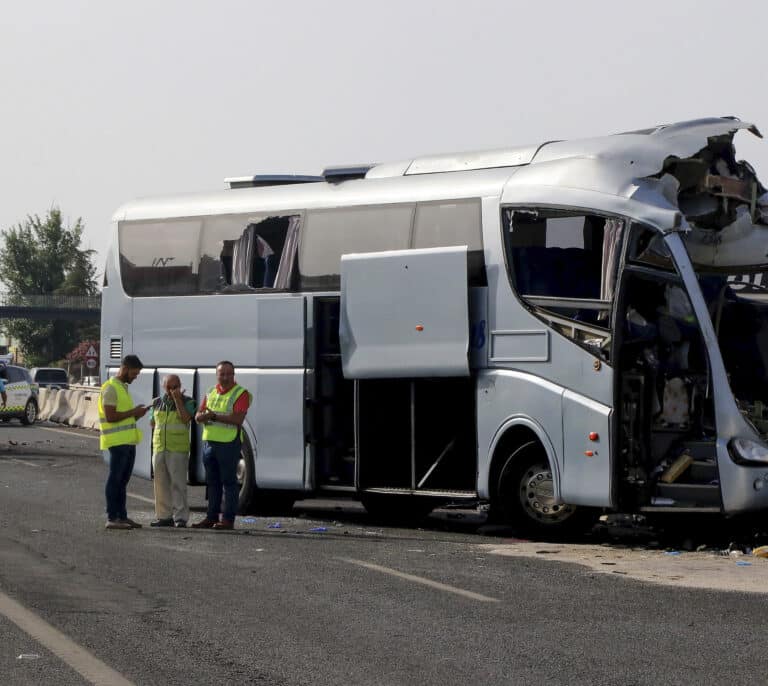 Accidente en la A-92: un muerto y más de 30 heridos tras chocar dos autobuses y un coche