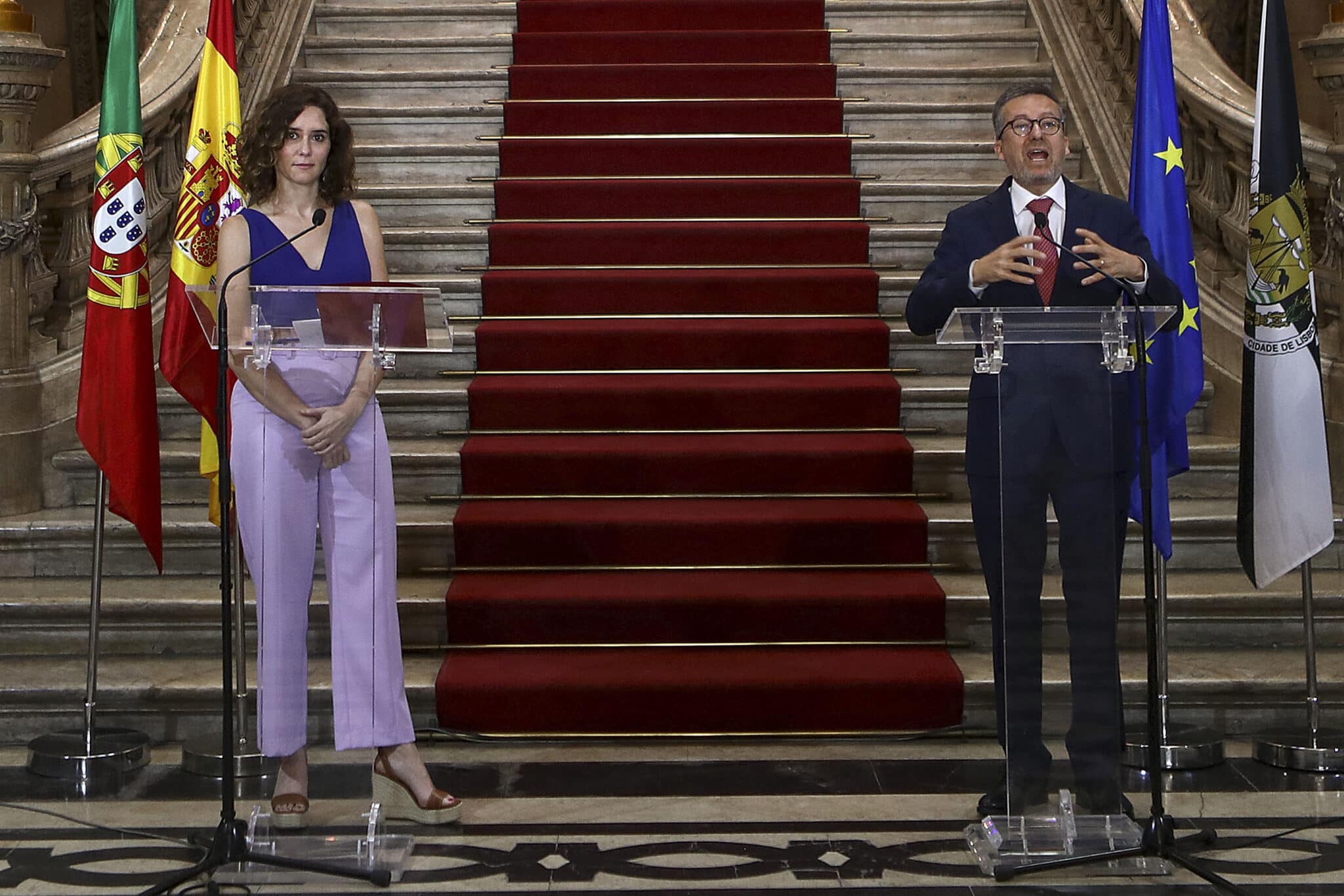El alcalde de Lisboa, Carlos Moedas, y la presidenta de la Comunidad Autónoma de Madrid, Isabel Diáz Ayuso, durante la rueda de prensa que han ofrecido tras una reunión de trabajo conjunta.