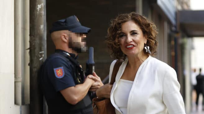 María Jesús Montero llega a la sede del PSOE.