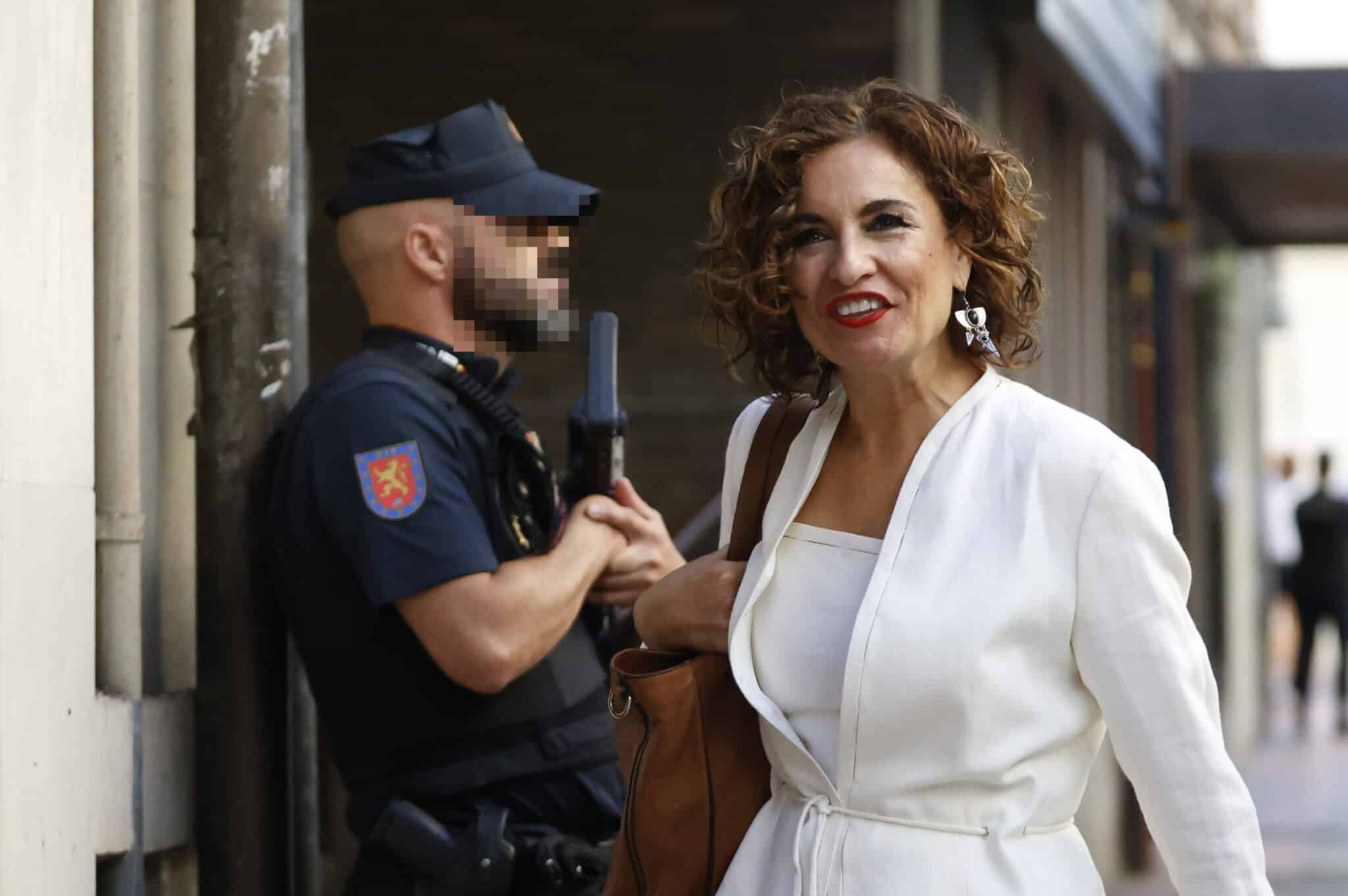 María Jesús Montero llega a la sede del PSOE.
