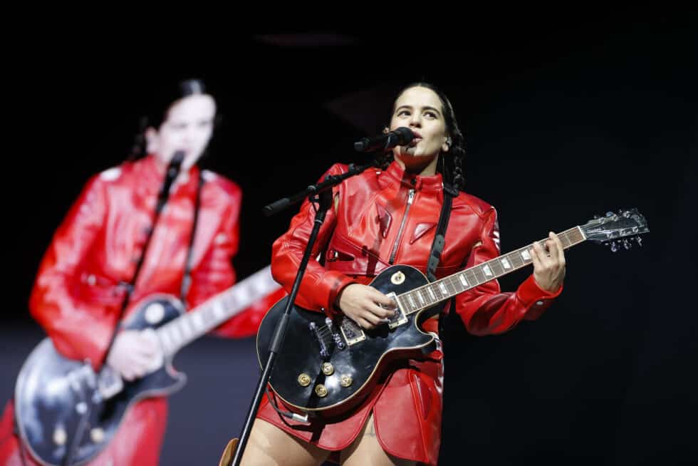 La cantante Rosalía durante el concierto que ha ofrecido hoy martes en el WiZink Center, en Madrid, incluido en su gira internacional "Motomami".