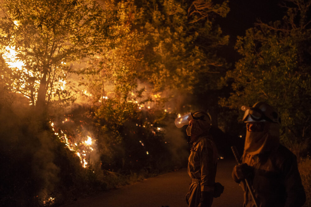 operarios contra incendios en Galicia este fin de semana en el municipio de O Barco de Valdeorras.