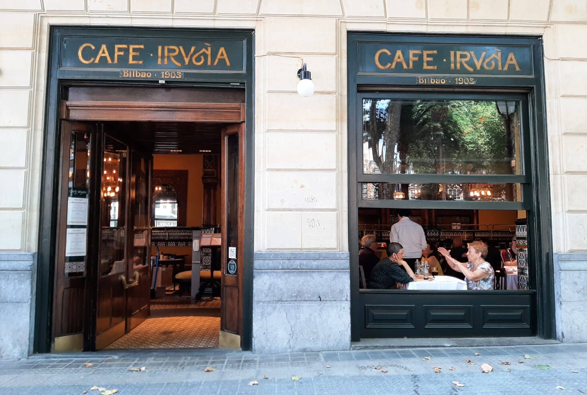 'Café Iruña', la Pamplona mudéjar instalada en Bilbao desde 1903