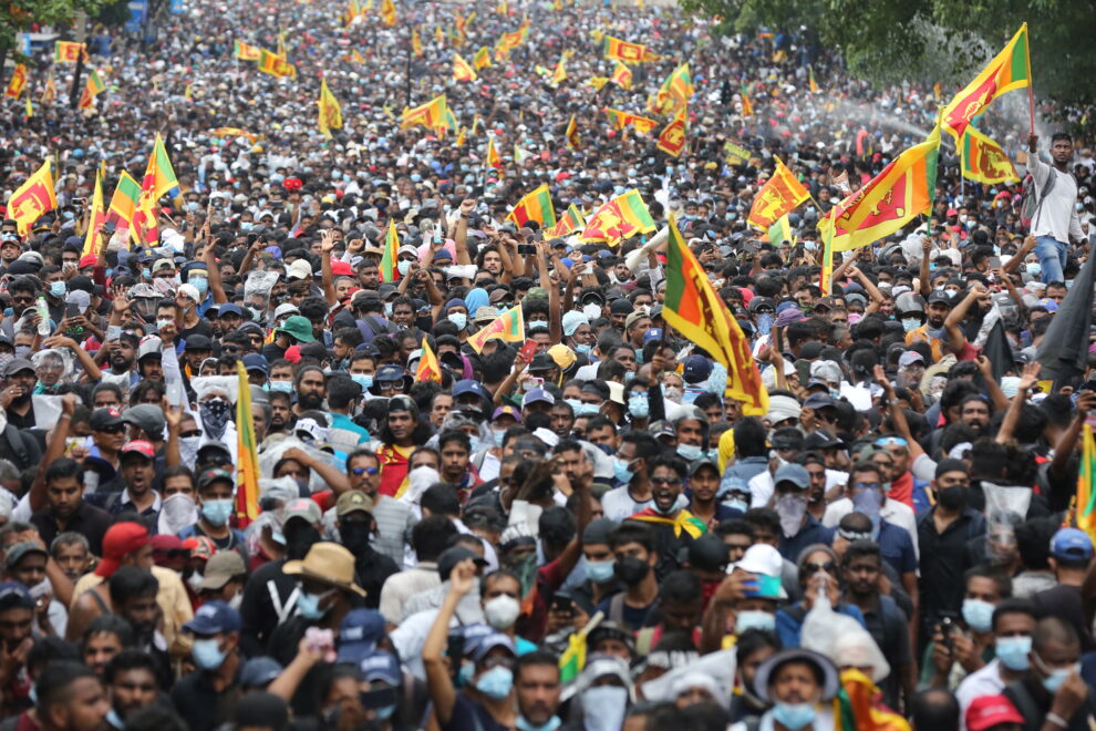 Personas asisten a una manifestación de protesta contra el gobierno, pidiendo la renuncia del presidente por la supuesta falta de atención a la crisis económica, cerca de la casa del presidente en Colombo