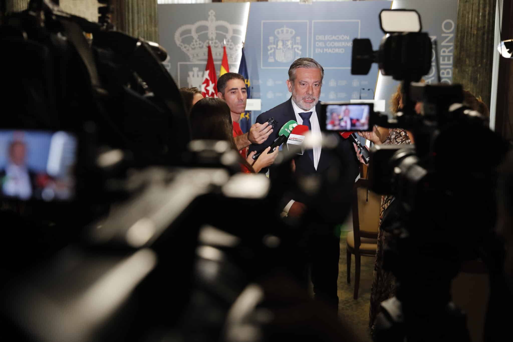 El consejero de Presidencia y Justicia de la Comunidad de Madrid, Enrique López (c) se dirige a los medios de comunicación durante la Junta y el Consejo Local de Seguridad de Madrid en la sede de la Delegación del Gobierno este miércoles.