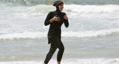 Burkini, el traje de baño que "junta culturas" pero está prohibido en playas y piscinas
