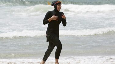 A vueltas con el burkini en Francia, la prenda de la discordia en una sociedad dividida