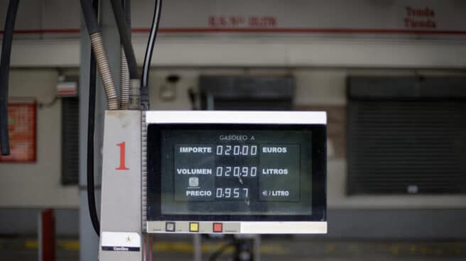 La inflación, en su nivel más alto en 37 años Un surtidor de una gasolinera cerrada hace años en el concello coruñés de Vimianzo con el precio del gasóleo por debajo de un euro.