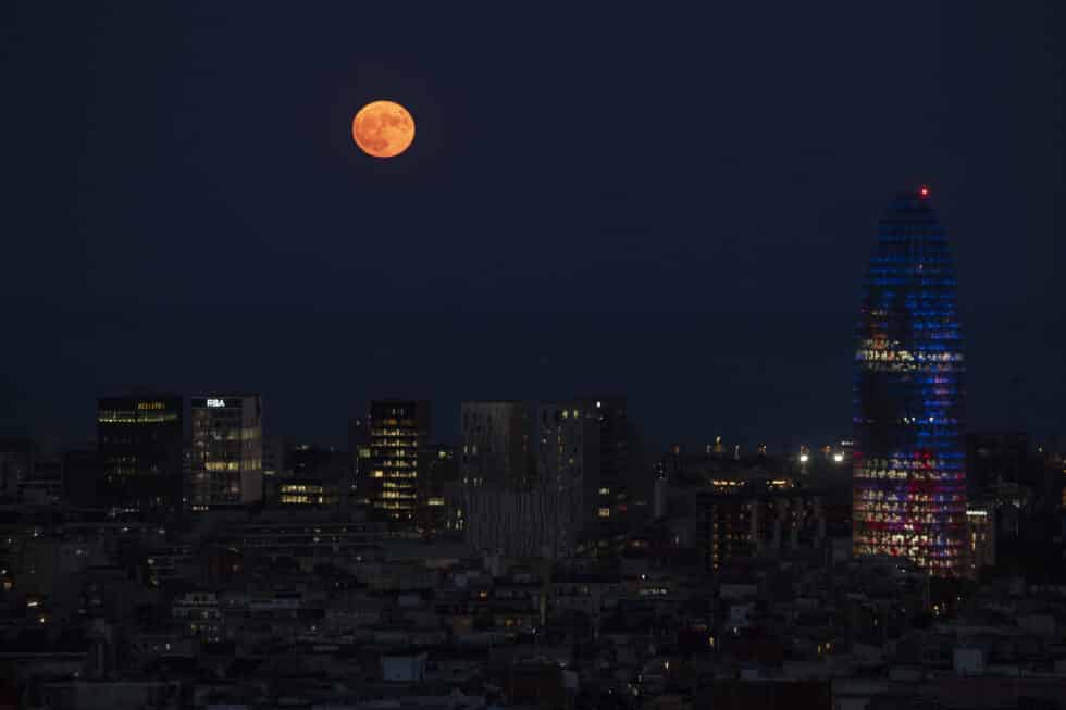 Aspecto de la primera luna llena de verano esta noche sobre el cielo de Barcelona.