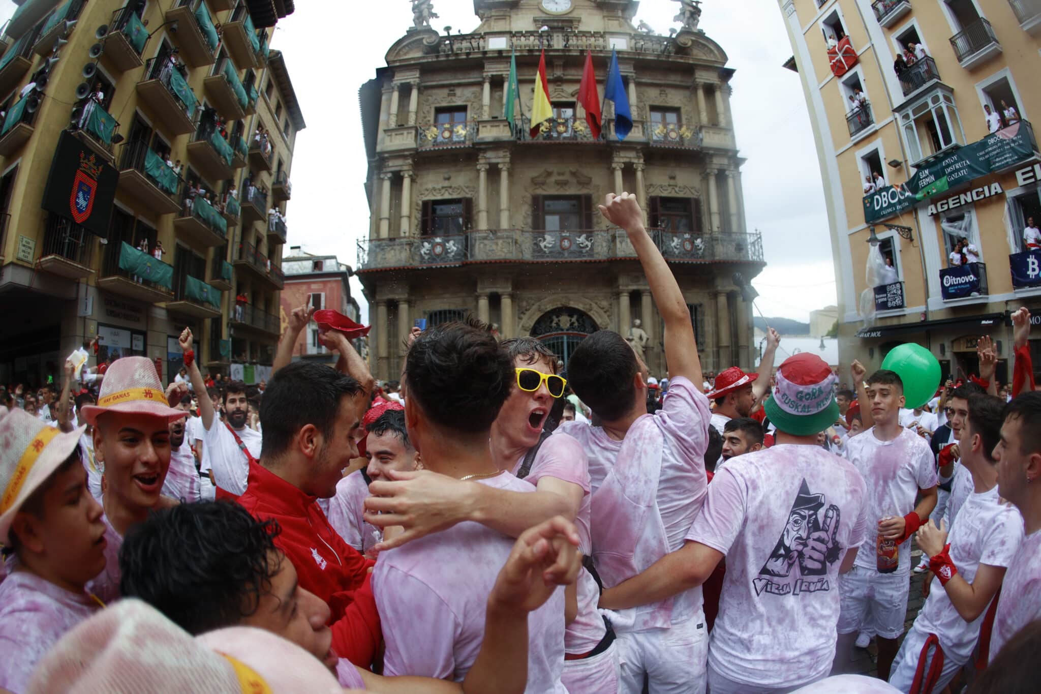 Ambiente el 6 de julio en la plaza del Ayuntamiento de Pamplona.