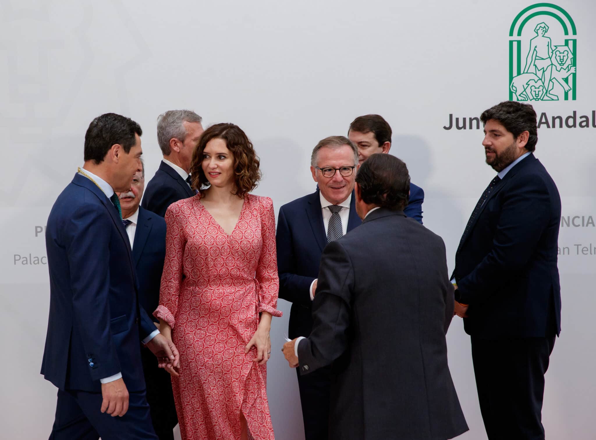 Moreno conversa con Ayuso en Sevilla.