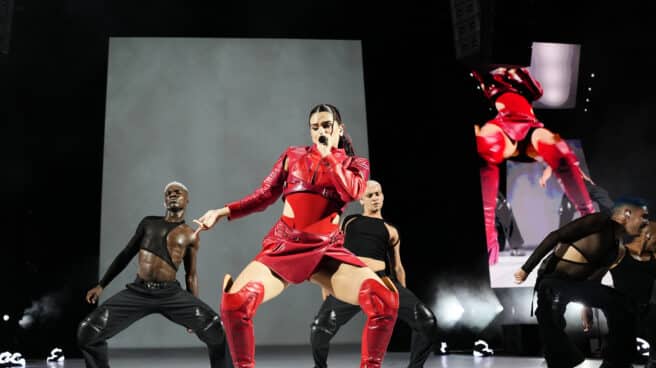 La cantante Rosalía durante el concierto de su gira Motomami World Tour ofrecido esta noche en el Palau Sant Jordi, en Barcelona.