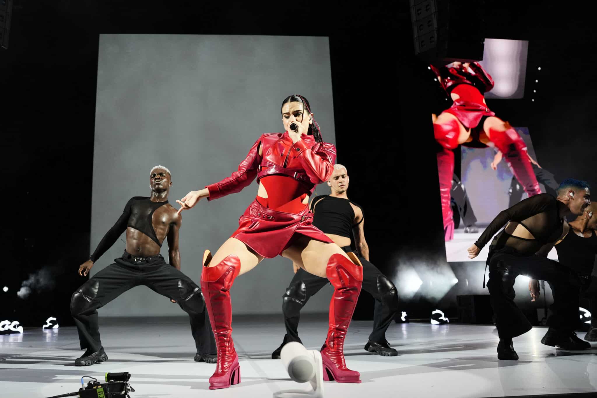 La cantante Rosalía durante el concierto de su gira Motomami World Tour ofrecido esta noche en el Palau Sant Jordi, en Barcelona.