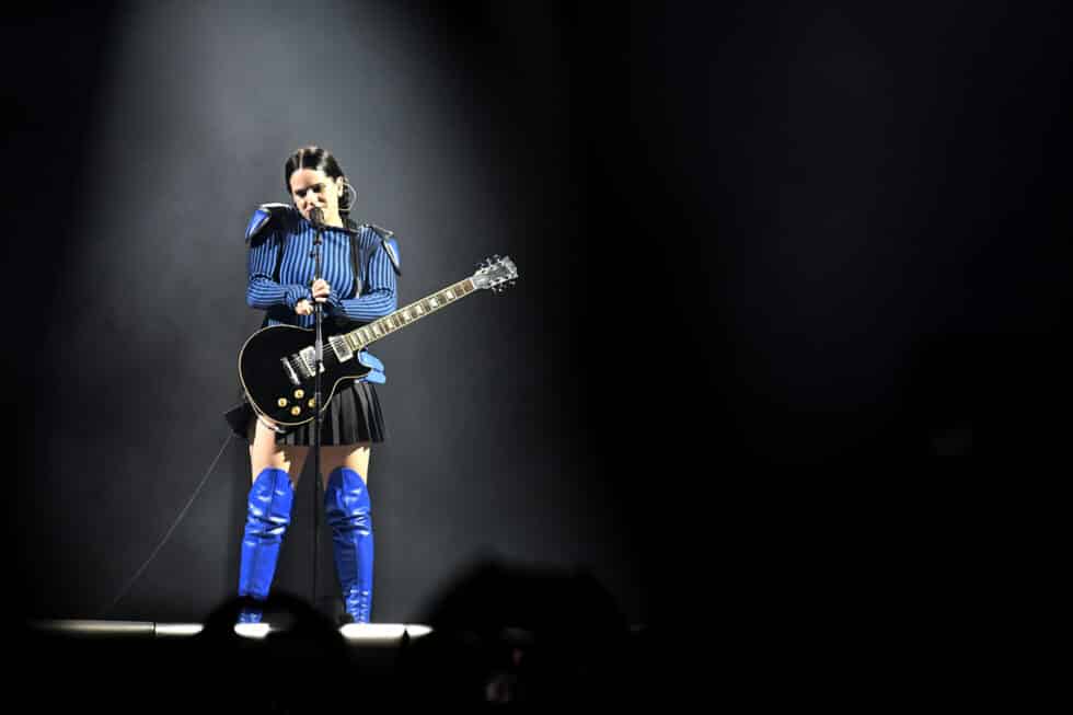 La cantante Rosalia durante el concierto que ha ofrecido hoy miércoles en el recinto ferial de Almería, donde ha iniciado su gira mundial "Motomami world Tour".