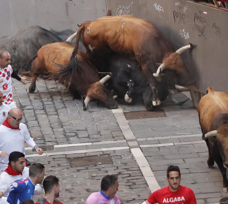 Peligroso encierro de Cebada Gago en Pamplona con tres corneados 