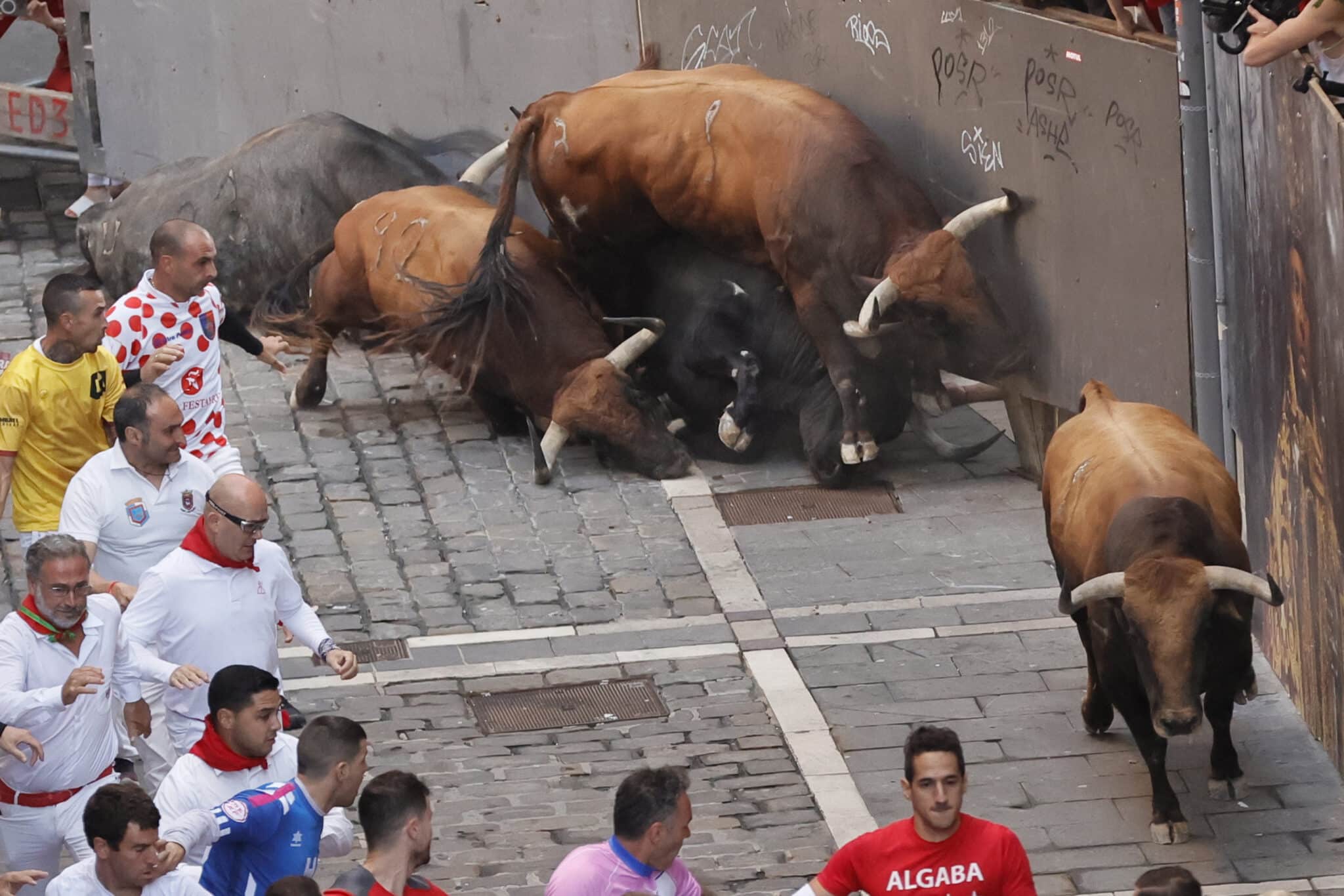 Peligroso encierro de Cebada Gago en Pamplona con tres corneados 