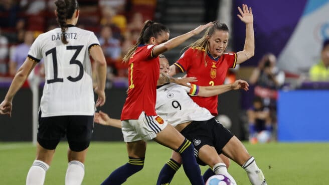 La delantera de Alemania, Svenja Huth (c), disputa el balón ante la jugadoras de la selección española durante el encuentro correspondiente a la fase de grupos de la Eurocopa femenina