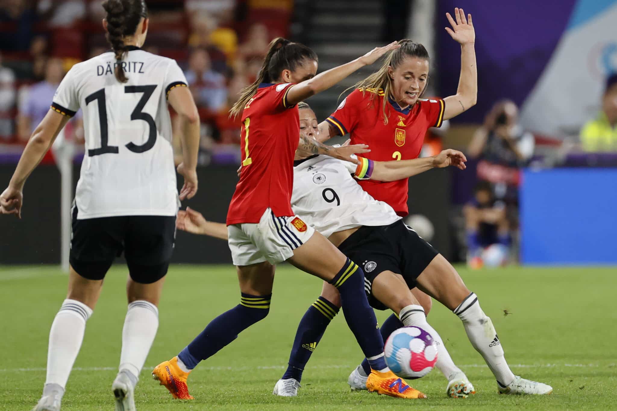 La delantera de Alemania, Svenja Huth (c), disputa el balón ante la jugadoras de la selección española durante el encuentro correspondiente a la fase de grupos de la Eurocopa femenina