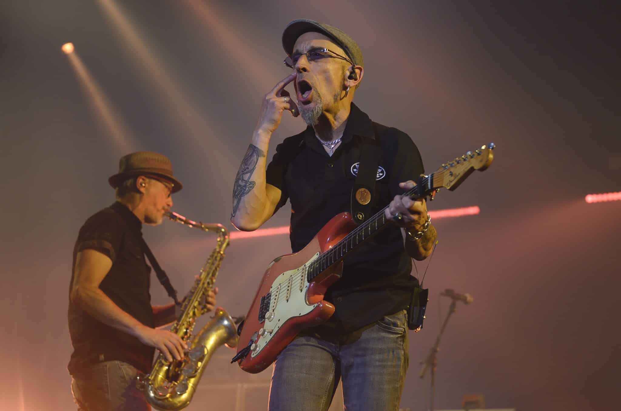 El cantante y guitarrista de la banda Fito & Fitipaldis, Fito Cabrales, durante el concierto ofrecido este sábado en el Palacio de los Deportes de Santander.