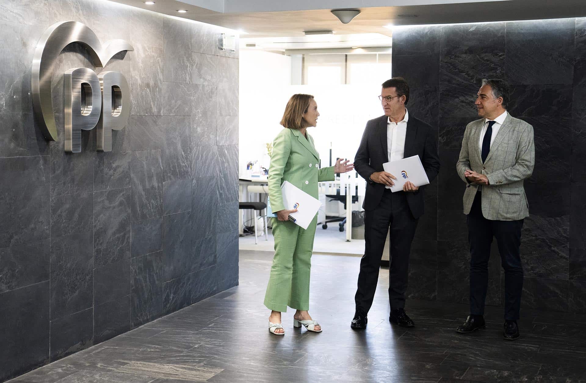 Alberto Núñez Feijóo conversa con la secretaria general del PP, Cuca Gamarra, y el coordinador general, Elías Bendodo, durante la reunión del comité de dirección de este lunes.