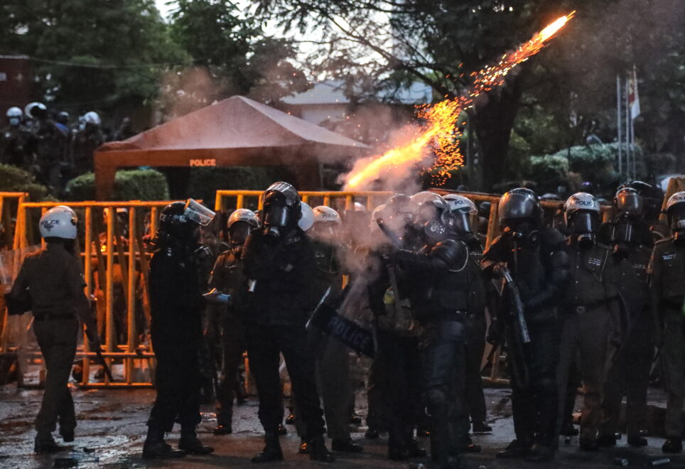 - Las fuerzas de seguridad disparan gases lacrimógenos para dispersar una manifestación antigubernamental que pedía la dimisión del presidente por la supuesta falta de respuesta a la crisis económica, cerca de la casa del presidente en Colombo