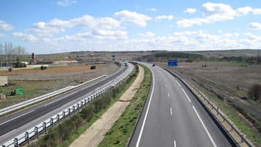 Mueren dos personas en un coche alcanzado por un camión cisterna en la AP-6 de Madrid