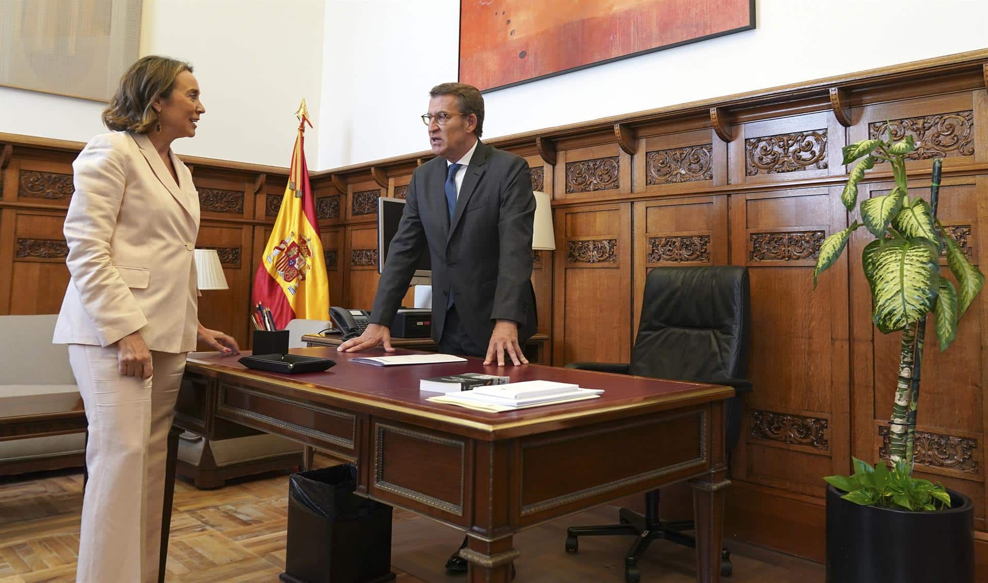El presidente del PP, Alberto Núñez Feijóo, junto a Cuca Gamarra, en el despacho reservado al líder popular en el Congreso de los Diputados.