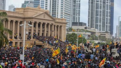 El descenso al colapso y la revolución en Sri Lanka, el país que estalló por la gasolina y la crisis