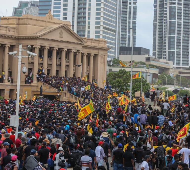 El descenso al colapso y la revolución en Sri Lanka, el país que estalló por la gasolina y la crisis
