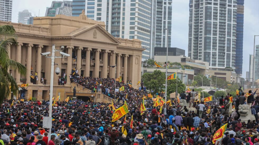 Manifestantes gritan consignas dentro de las instalaciones de la secretaría del presidente durante la protesta antigubernamental en Colombo,