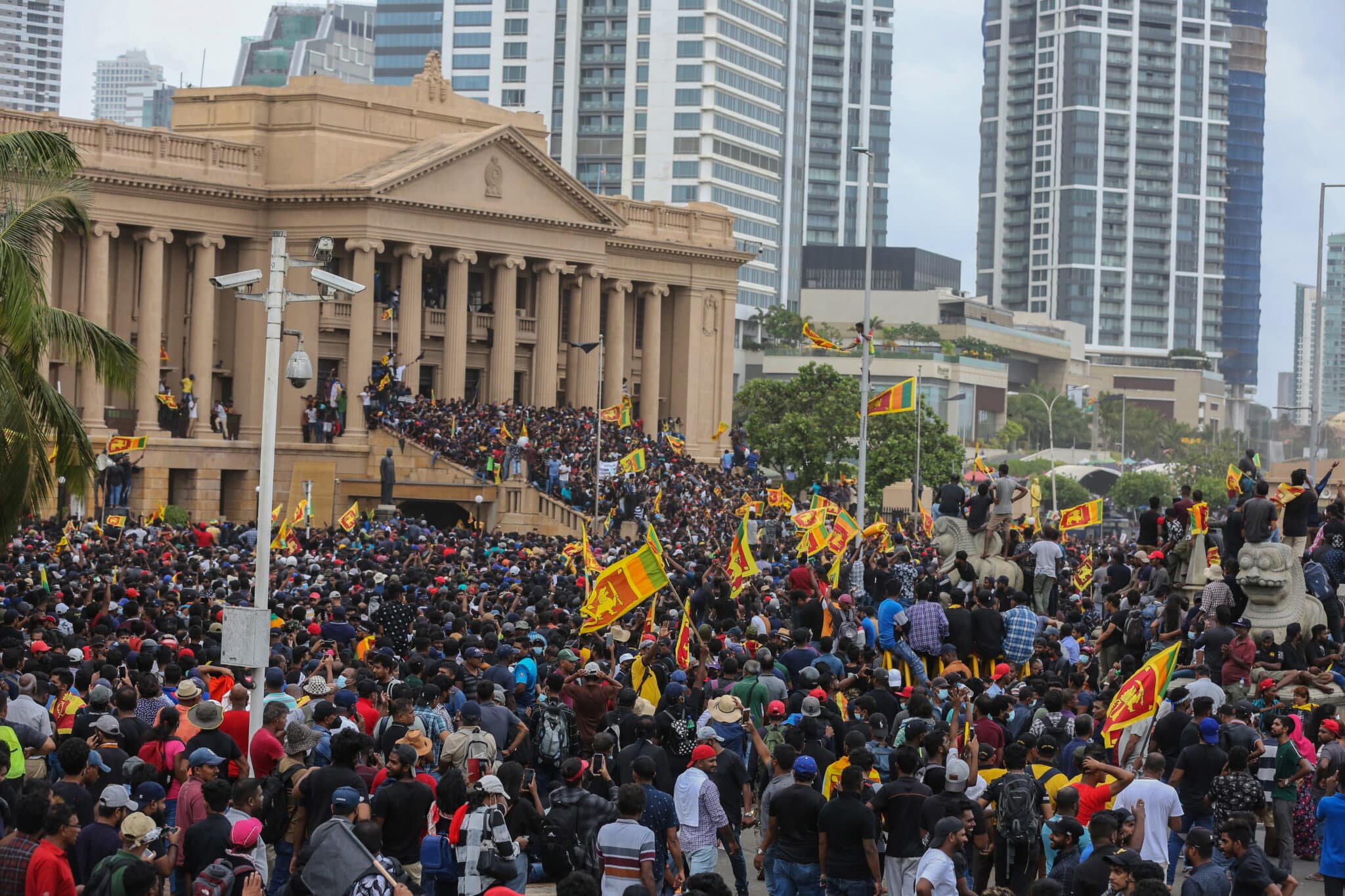 Manifestantes gritan consignas dentro de las instalaciones de la secretaría del presidente durante la protesta antigubernamental en Colombo,