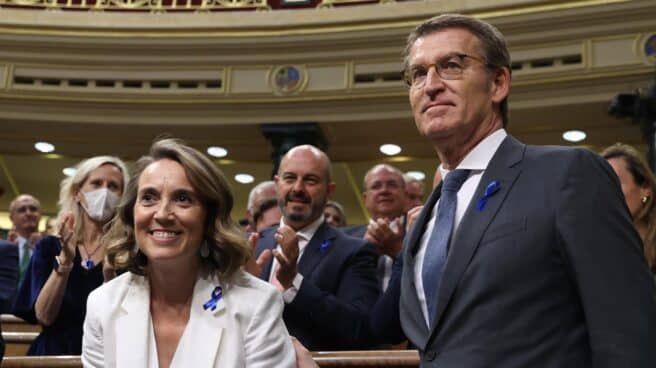 Cuca Gamarra, portavoz del PP en el Congreso, regresa a su escaño tras la réplica a Sánchez en el debate del estado de la nación. Le acompaña el presidente del partido, Alberto Núñez Feijóo